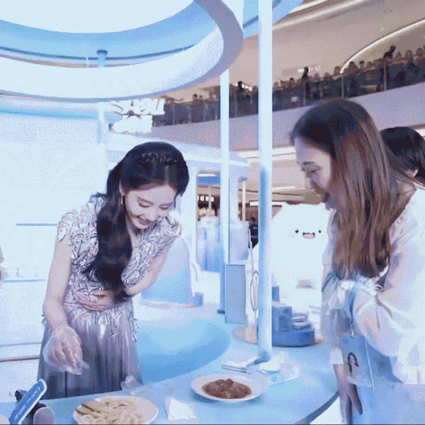 谁能拒绝刘诗诗的亲自投喂线下的刘诗诗本人真的好美好瘦，比电视上更有吸引力，感觉有