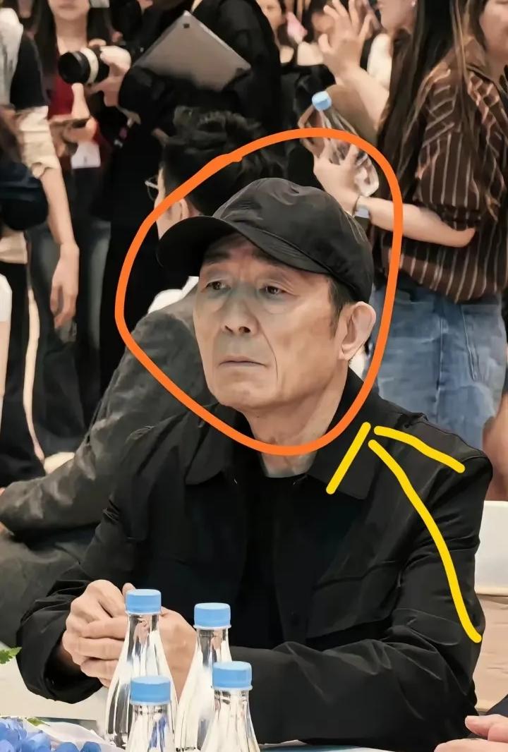 75岁张艺谋金鸡奖上的状态，藏着中国电影最好的传承！看着他坐在前排略显苍老的模样