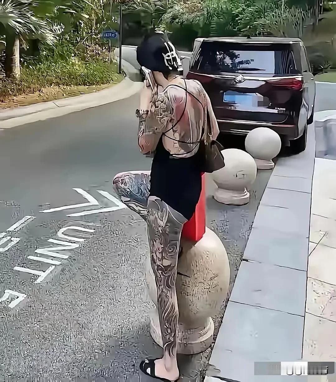 一个漂亮的女孩子，身上都是纹身。从她身上看不出女孩子的美，甚至感觉有点慎人。
