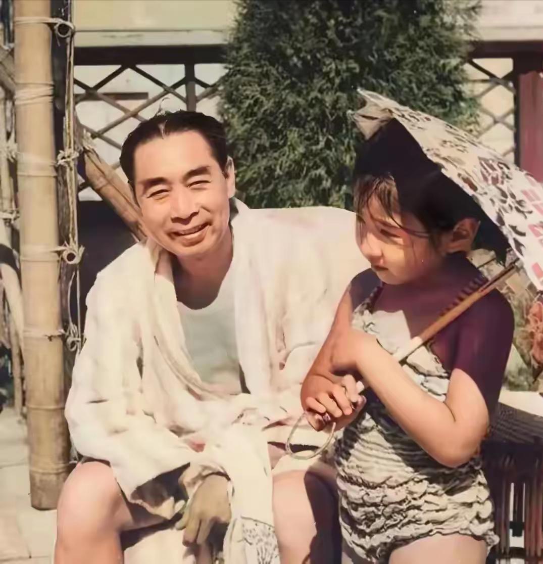 这是周总理和一个小姑娘在北戴河的真实样貌，都看看吧，照片拍摄于1958年的夏天。