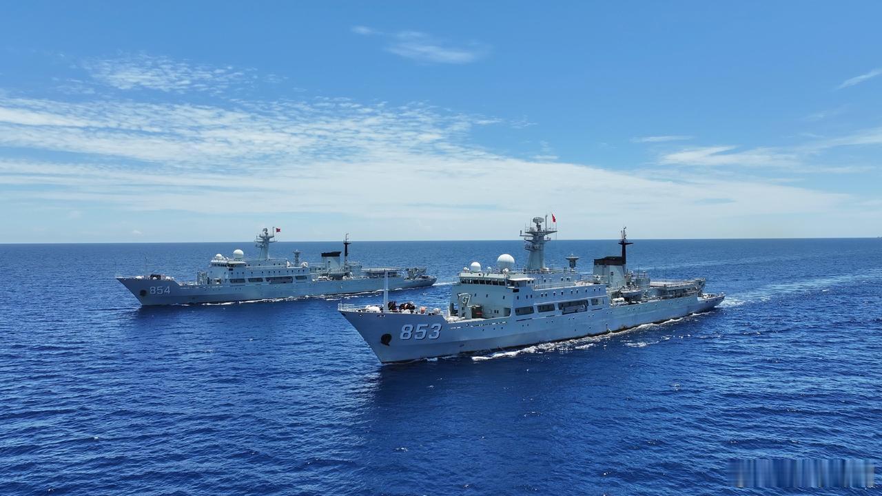 中国海军853詹天佑舰、854李四光舰出海训练。两舰都是910型水中兵器综合试验