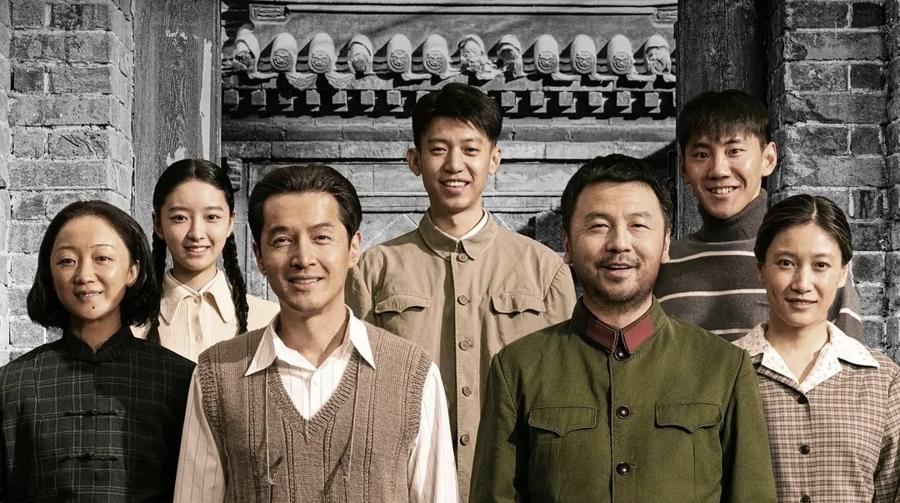 电影《抓特务》完整通俗剧情简介
 
 故事从1949年开国大典的北京土唐刀胡同开
