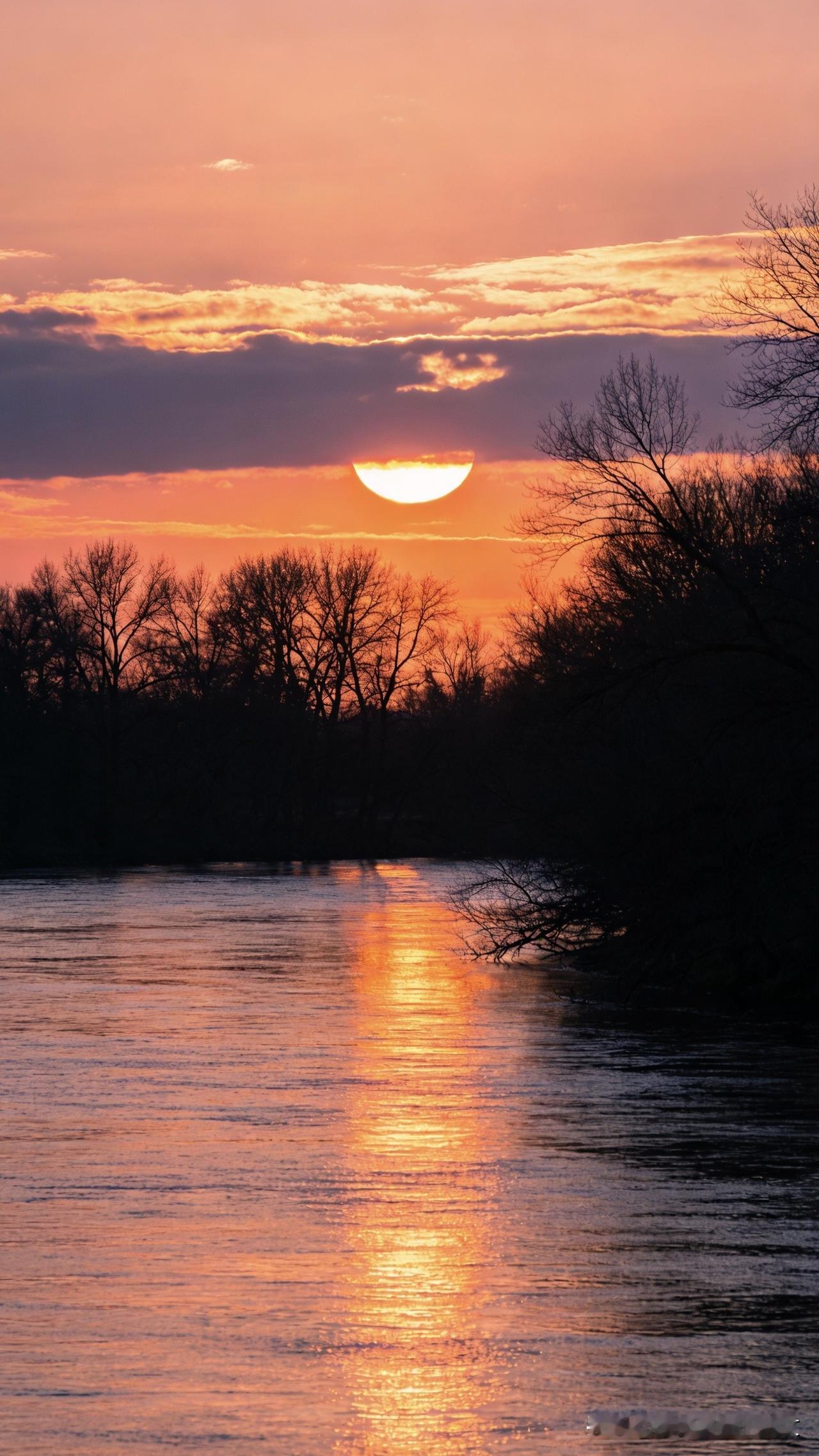 三九寒凝皆过往，小寒风送旧遗憾，暮色向新赴岁安

把三九的寒冻成过往，让小寒的风