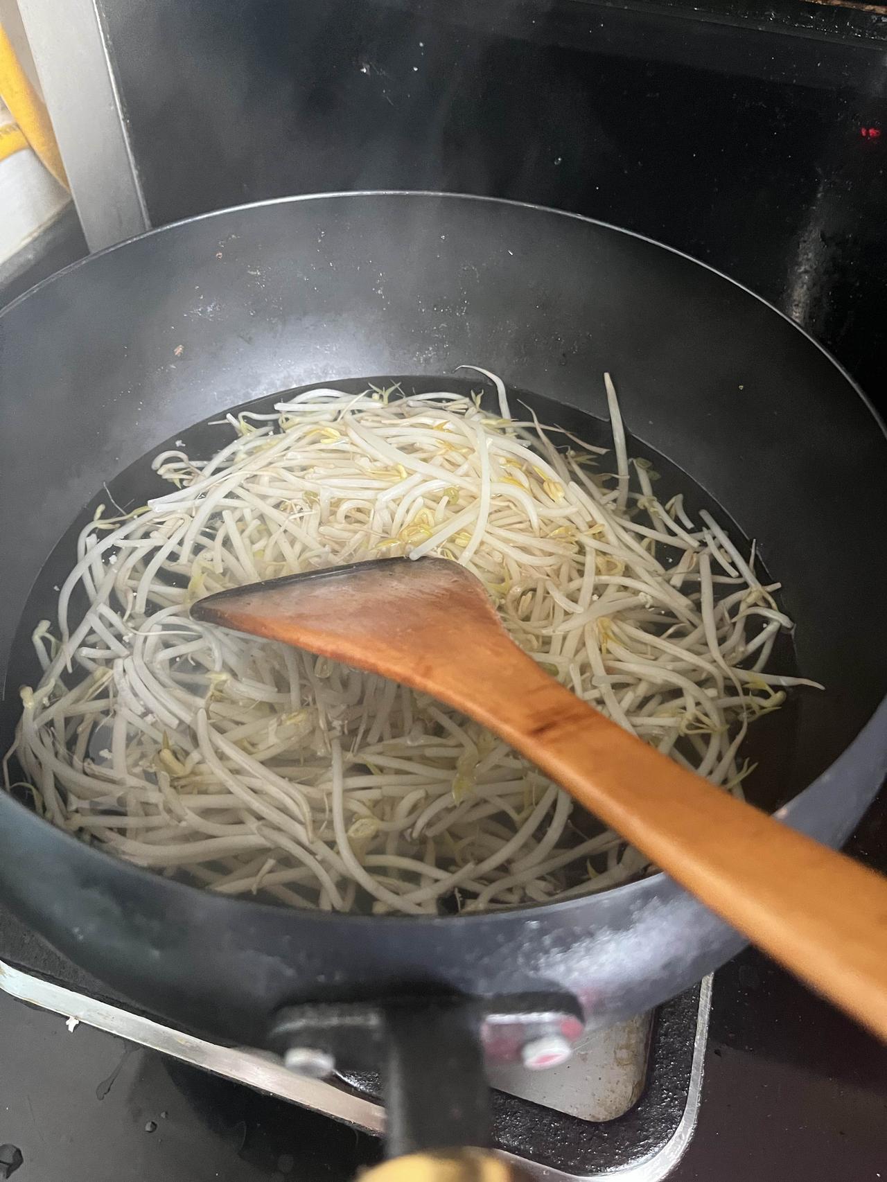 认真做饭是人生中难得可贵的财富，不在于吃的多高贵。

每日厨房的烟火气，而是我认