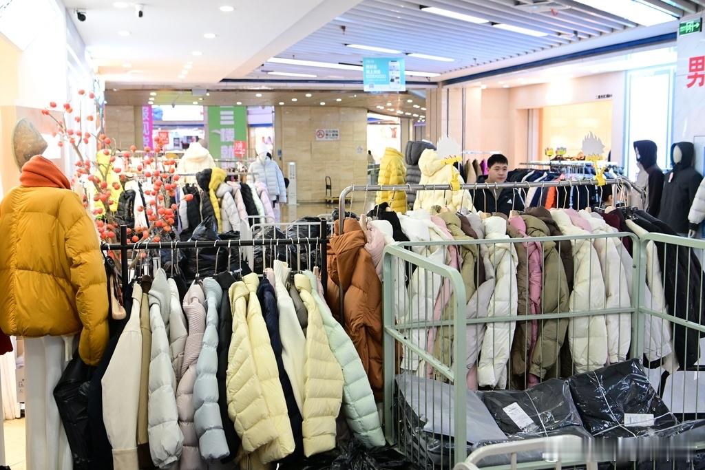 49.9元羽绒服冲上热搜，低价要经得起下一次补货10月26日，“京东上线多款49