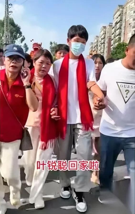 我19岁，打暑假工的某天

突然成了富二代。

之前在街坊商铺帮工，总觉得爸爸做