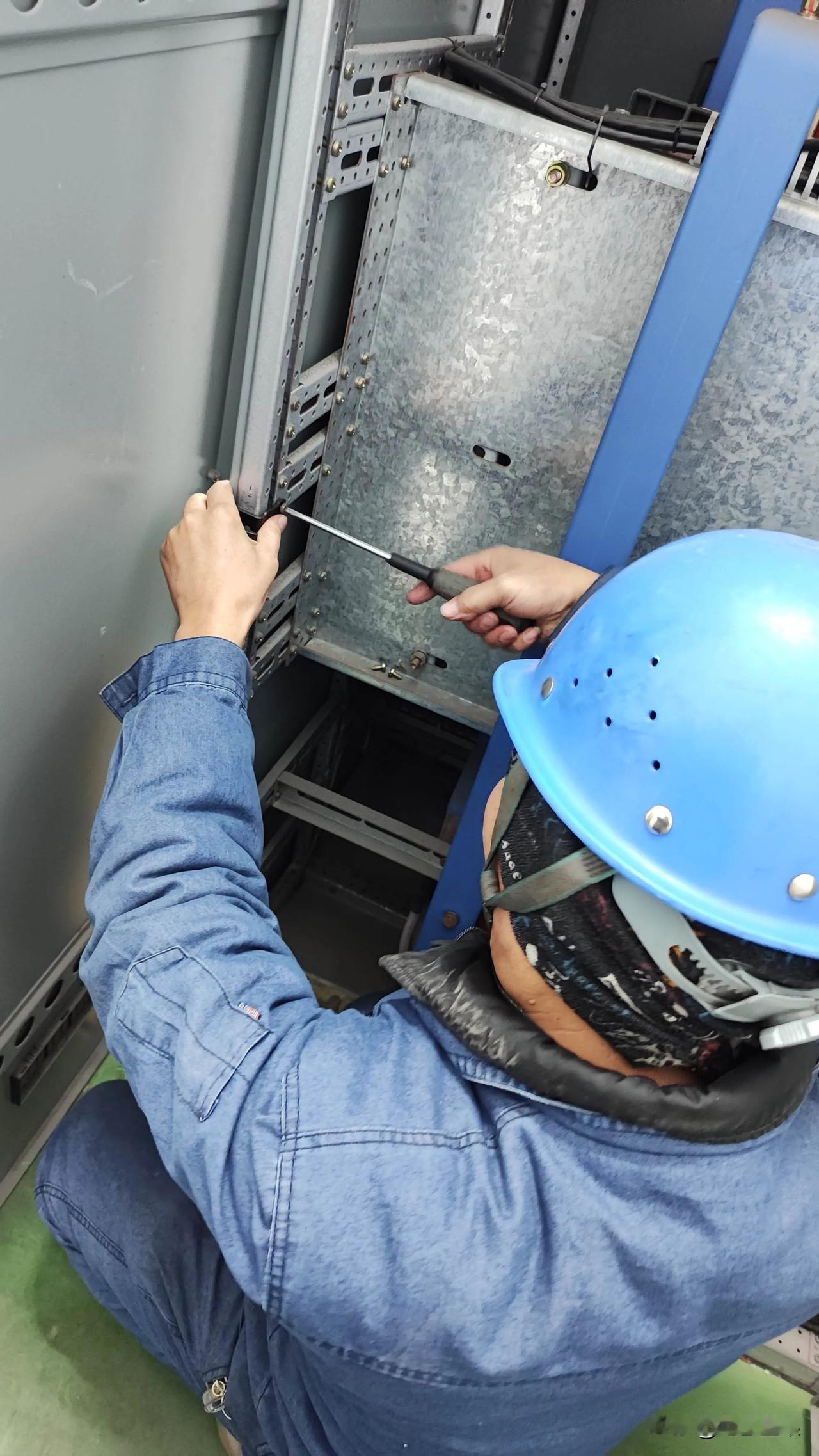 干电工修门修锁是常事，有些电工心里不能接受这种活，认为是杂活，觉得丢面子，殊不知