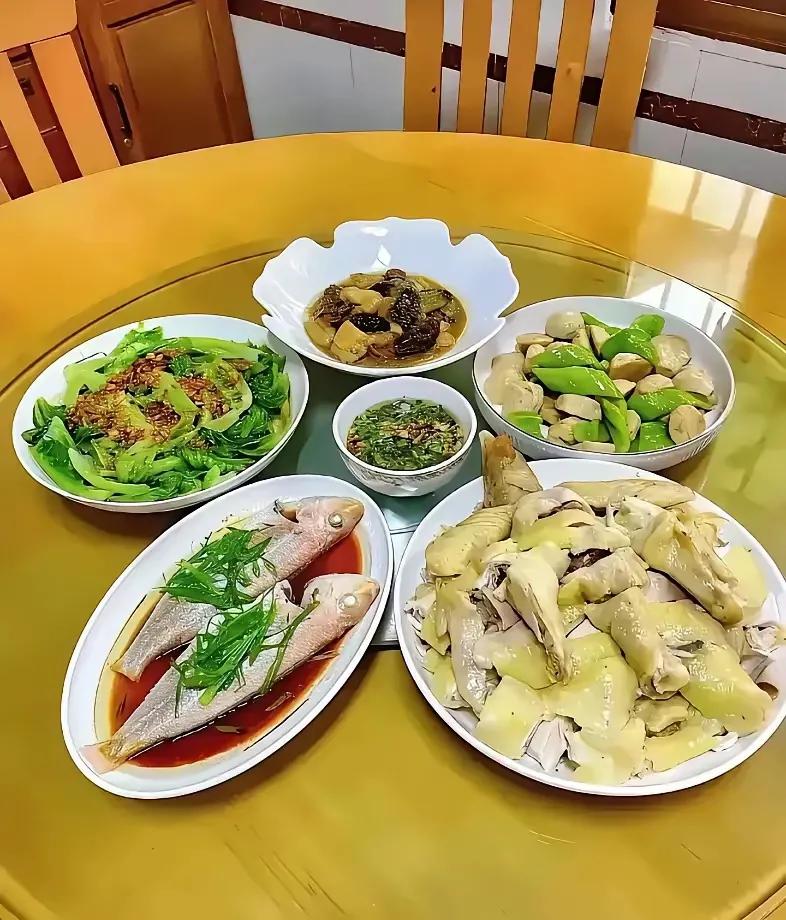 一看这桌菜就不是东北的菜，东北人做菜，特别是来了客人，桌子上的菜绝对不会是单数的