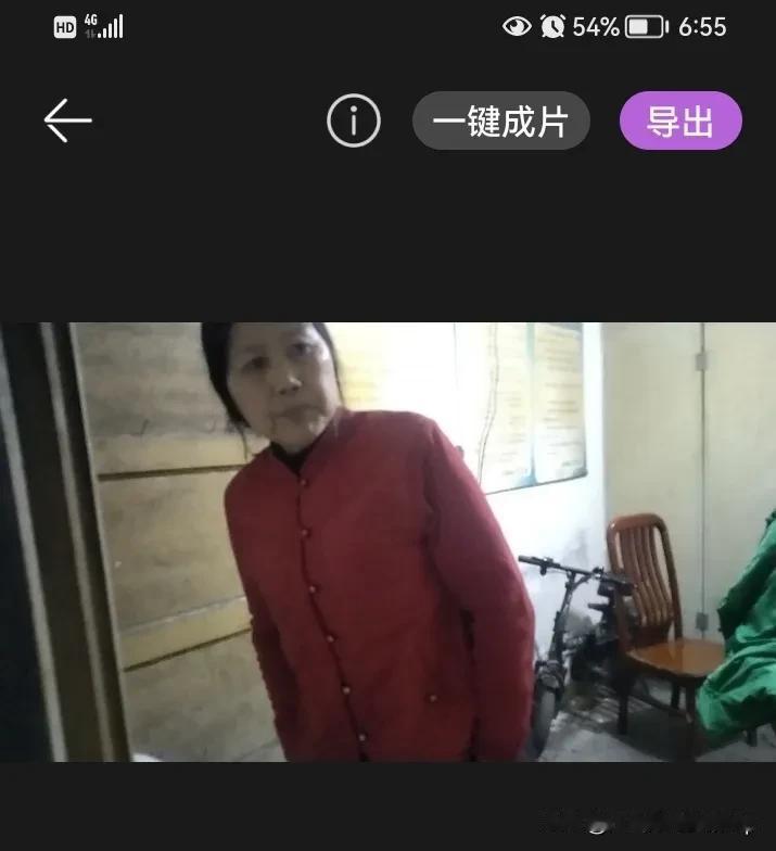 一女双手插兜当关，万车被堵莫进。
昨天晚上6点多，合肥市瑶海区长淮街道胜利新村北