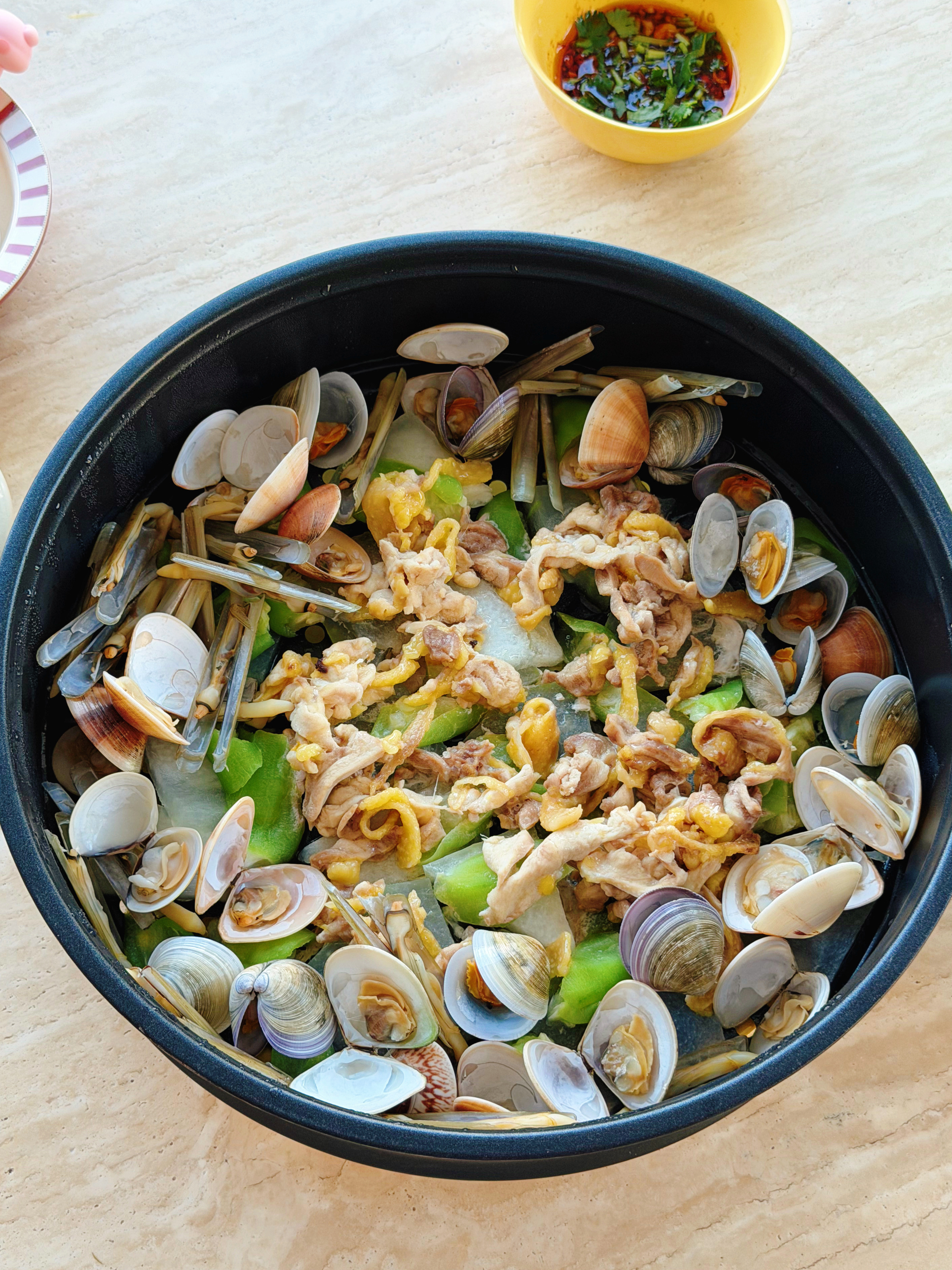 今日晚餐：桑拿鸡！下面锅里煮鸡骨汤，上面蒸笼铺上冬瓜、丝瓜、鸡肉丝、蛤蜊和竹蛏，