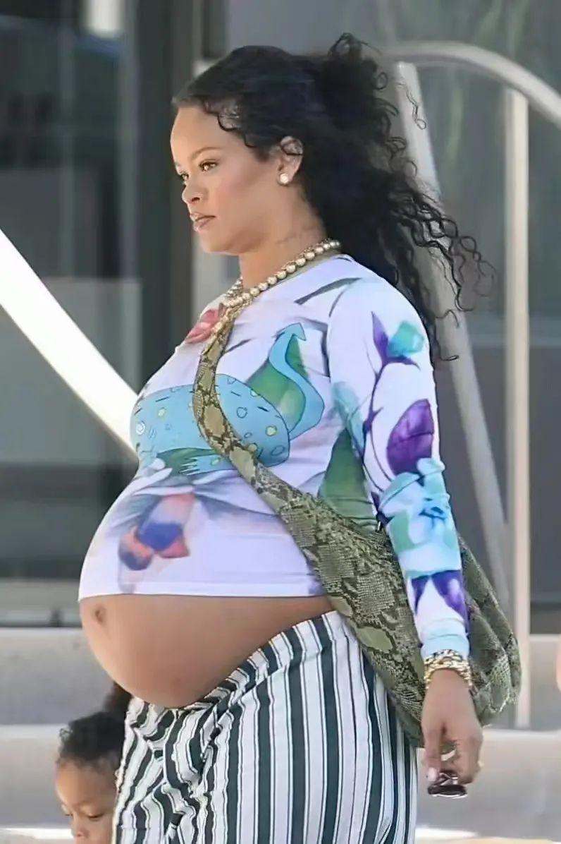 Rihanna 其实跟欧美娱乐圈的其他妈妈不一样，她怀孕后从来不遮遮掩掩，而是大