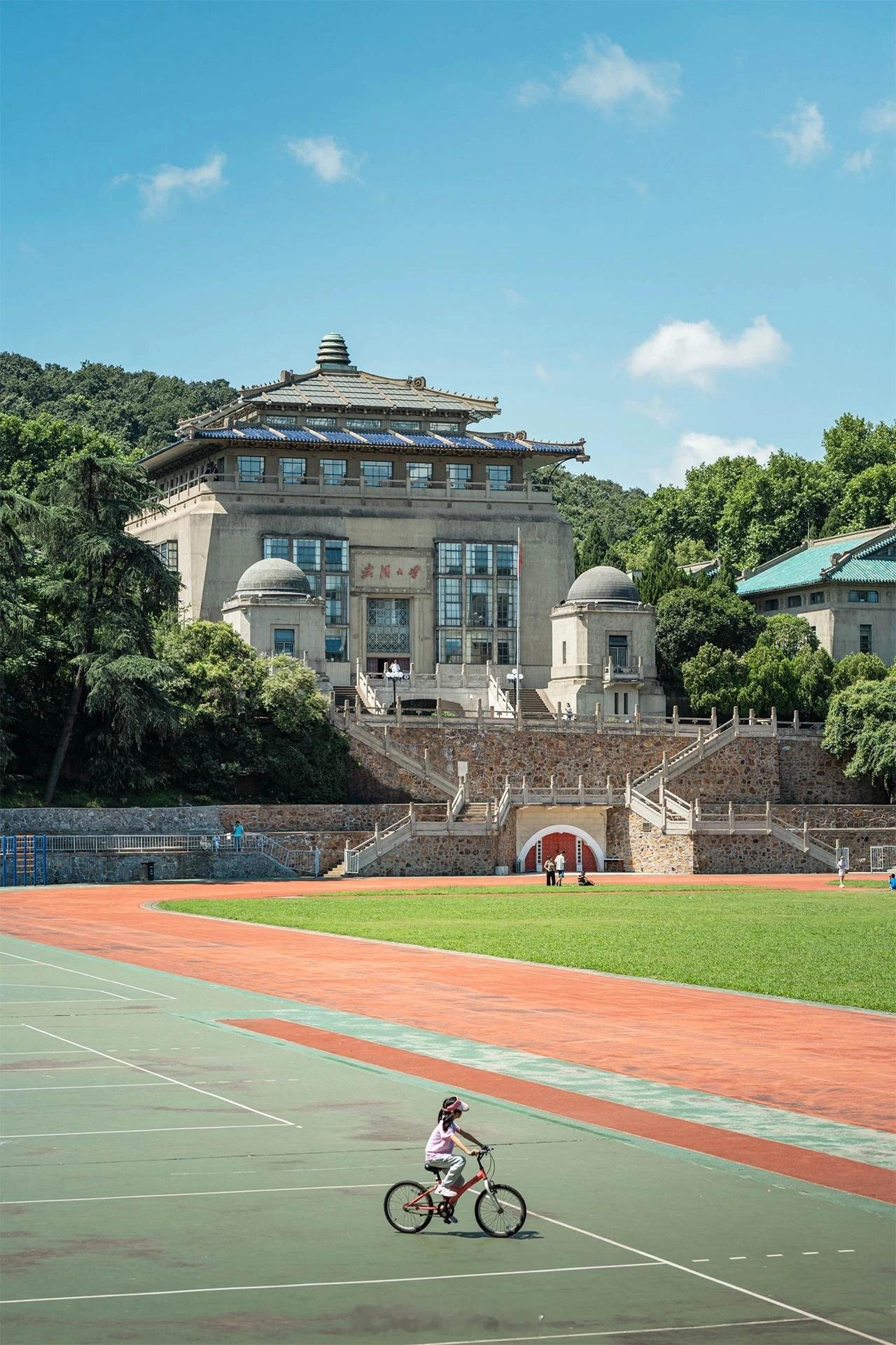 2025武汉城市足球超级联赛揭幕战将于8月16日在武汉体育中心打响，汉超设立城区