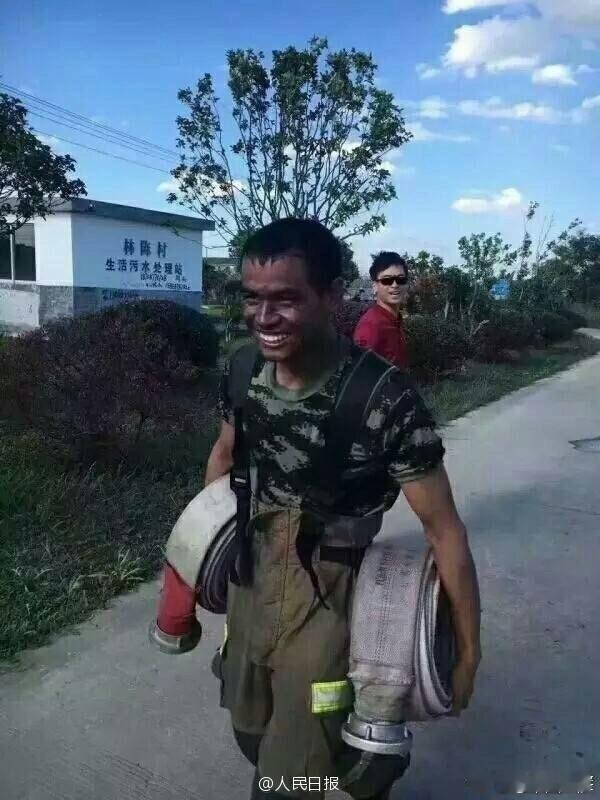 消防战士扑救6起火灾凯旋后……[心]这是多年前浙江温州龙港消防战士成功处置6起火