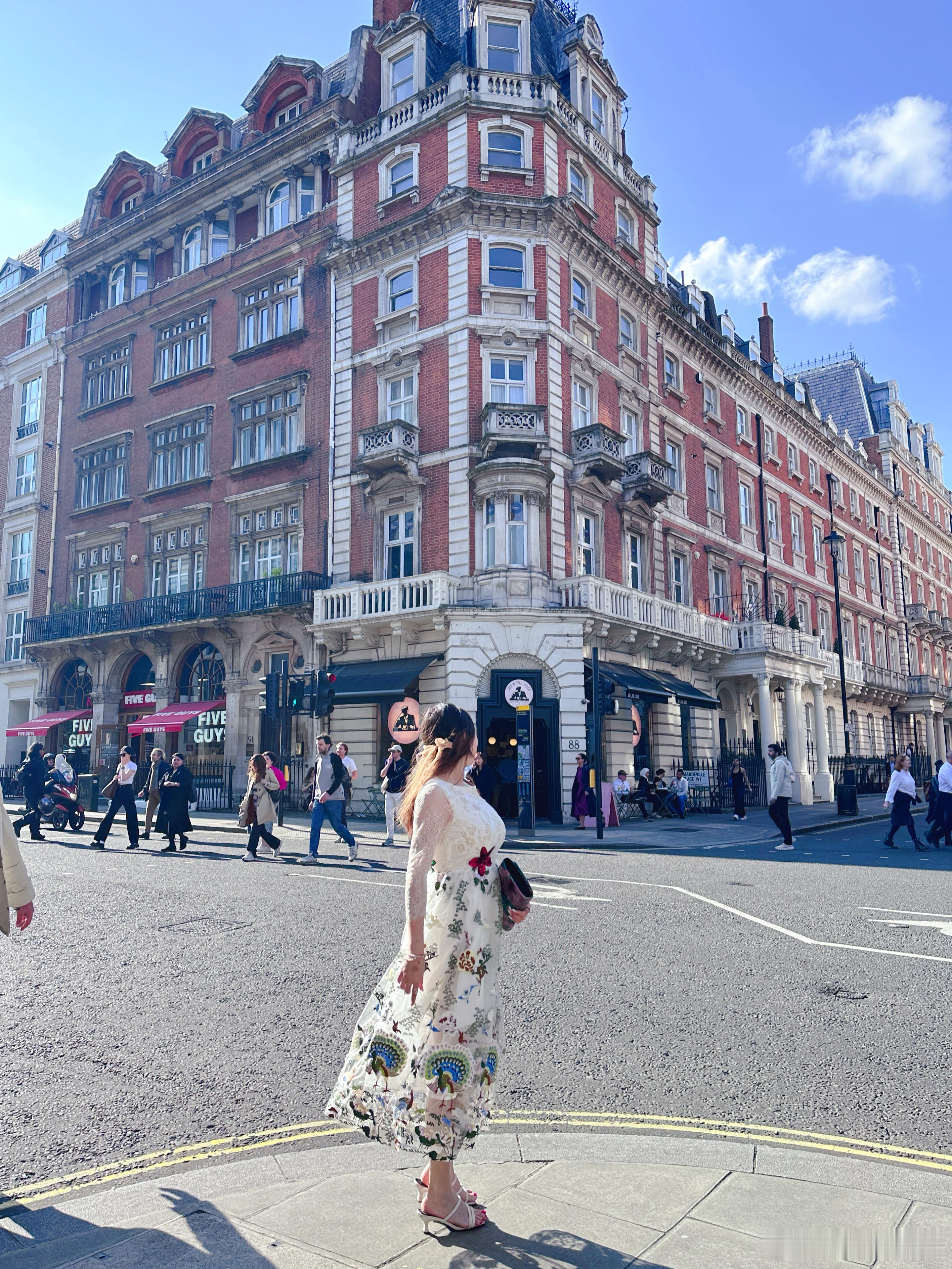 The next station is bond street #时尚##时尚穿