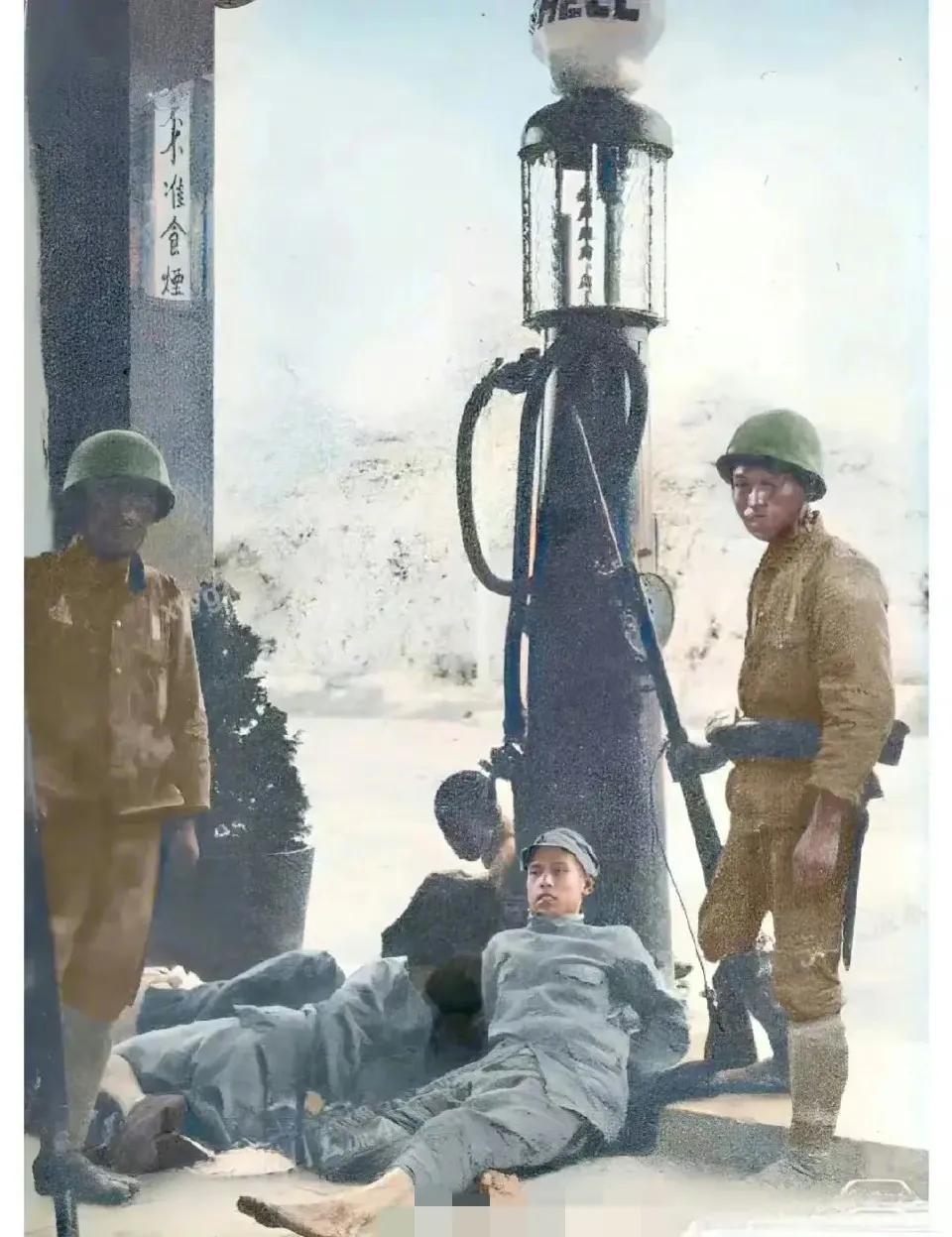 1938年，被日军俘虏的四名国军战士，照片中的他们已经被五花大绑了起来，其中一位