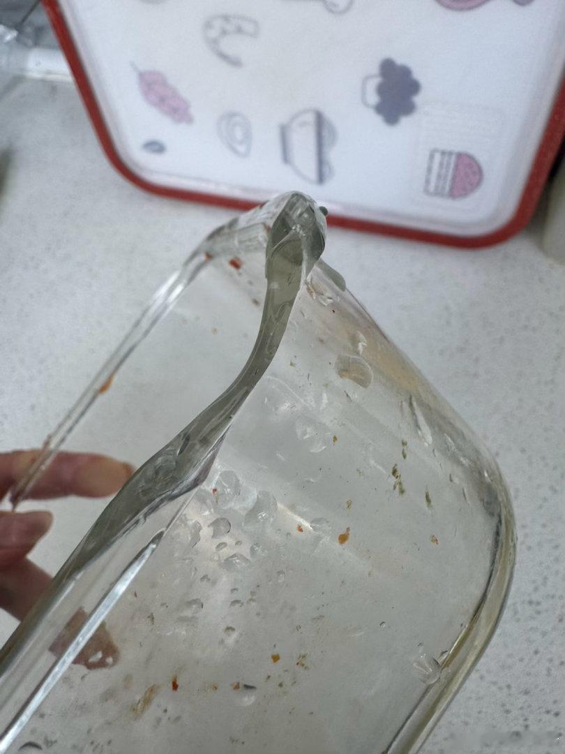 有裂的东西就得扔，不要因为恋旧而迁就，只要他是坏的，就算你再小心，早晚有一天也会