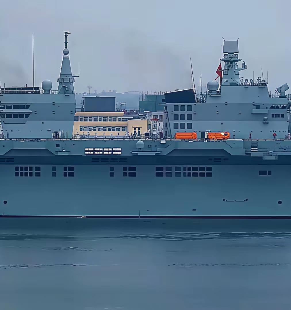 076电磁弹射两栖攻击舰“四川舰”。
近日继续出海海试，甲板上出现了用于弹射测试