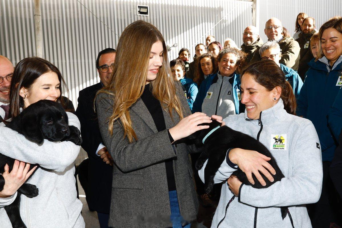 1.30 西班牙索菲亚公主探访导盲犬繁育基地，西装来自zara，挺适合她的公务 