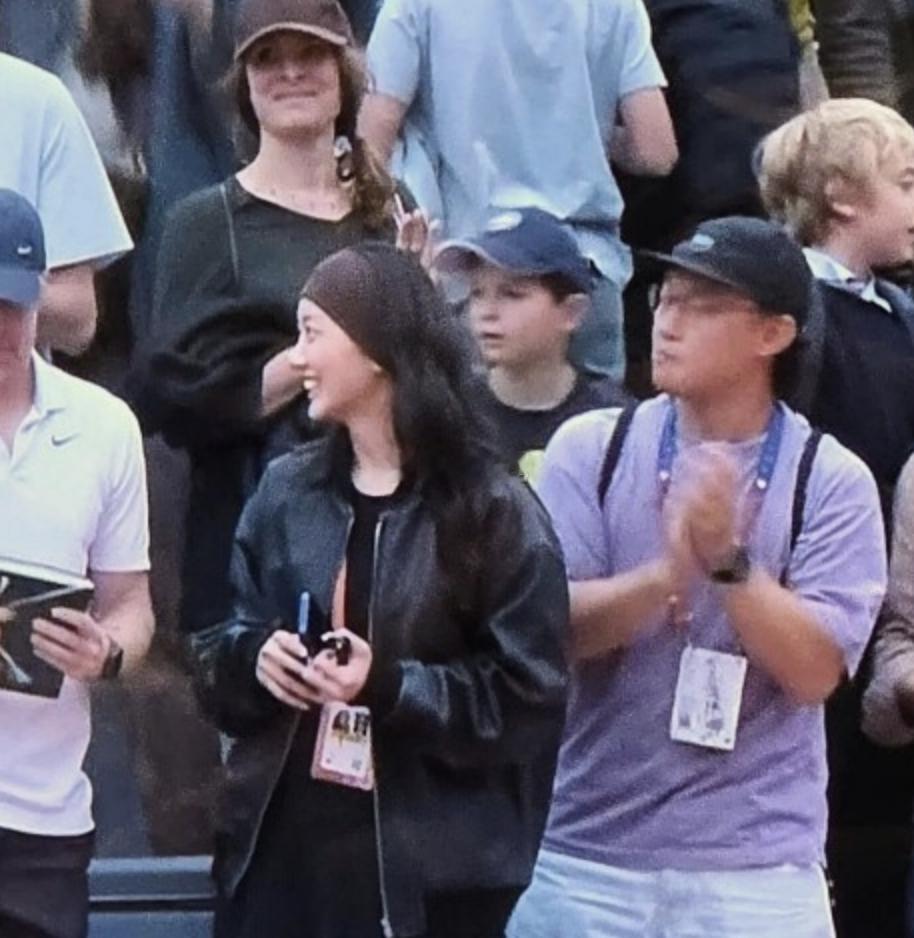 在法网参加比赛的黄泽林（陈奕迅女儿康堤的男友），被拍到赢球后走向观众席跟陈奕迅拥