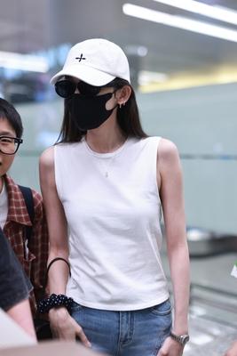 古力娜扎现身机场 
白色无袖背心配牛仔裤
清爽时尚，随性简约
棒球帽的加入
多了
