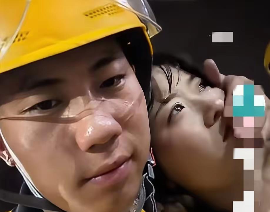 河南，一外卖小哥攒下辛苦钱给女友送去蛋糕，女孩接过来，第一反应并非欢喜，而是心疼