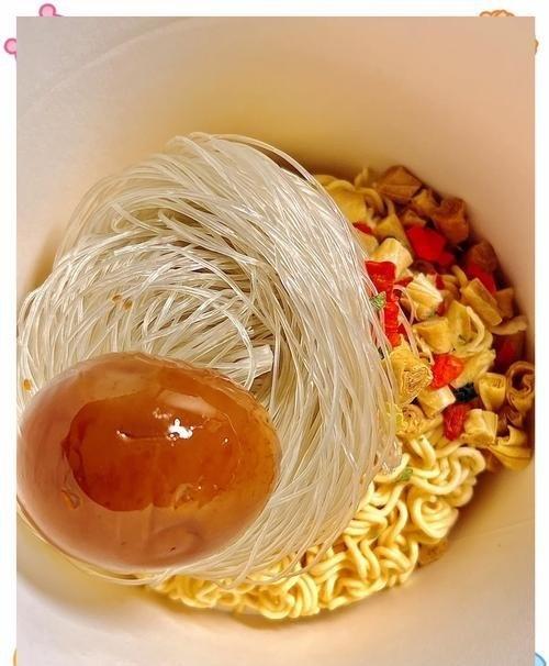 就像平平无奇的泡面，没精致大餐的排面，照样能撑起一顿热闹饱腹的快乐，非歌手明星开