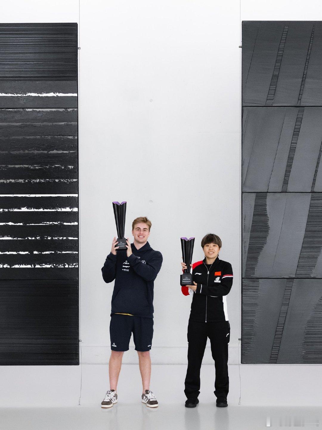 王艺迪莫雷加德冠军宣传照 WTT蒙彼利埃冠军赛落下大幕，王艺迪和莫雷加德斩获冠军