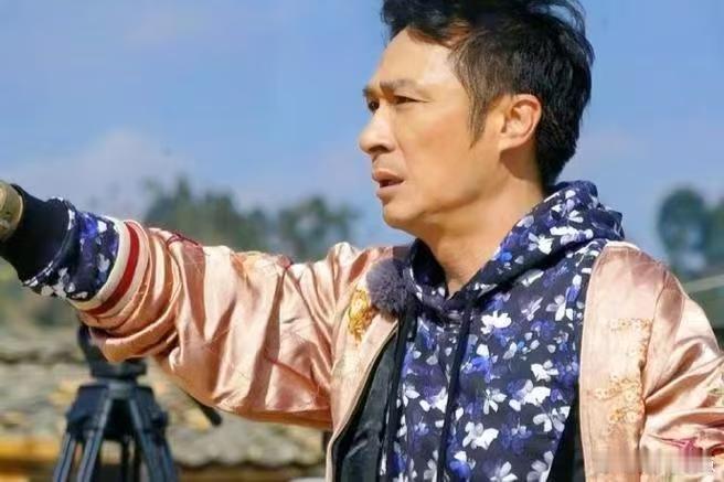 六旬老人吴镇宇是男模再就业吧 63岁吴镇宇型男新造型现身广州 谁没被吴镇宇广州新