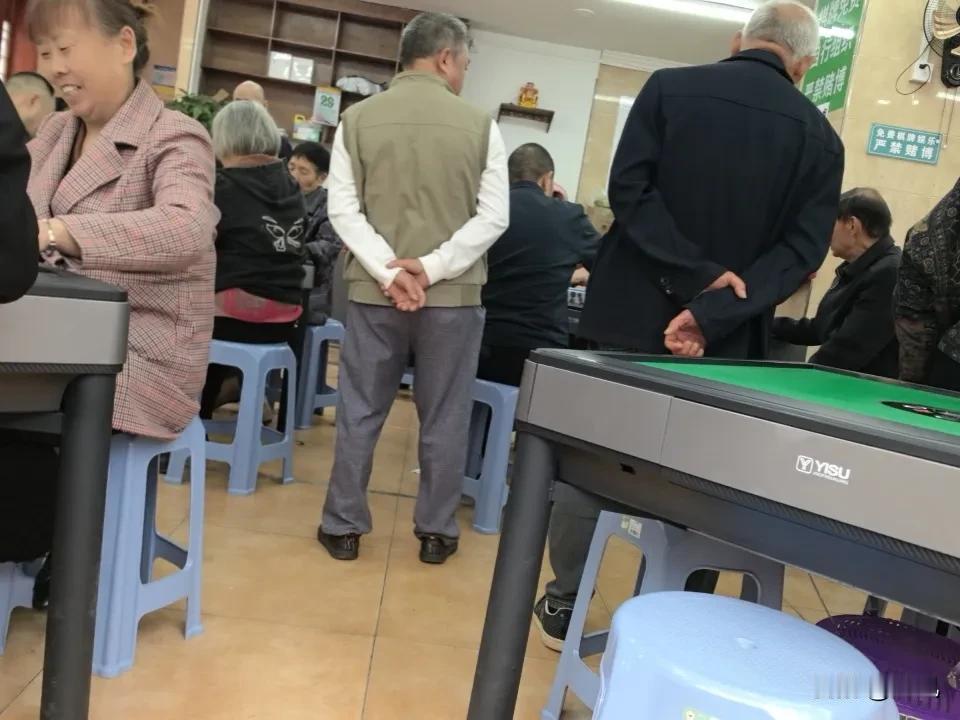 现在许多老年人在茶馆里打麻将，没得杠上炮杠了就有钱。10块钱一炮，自摸家家20。