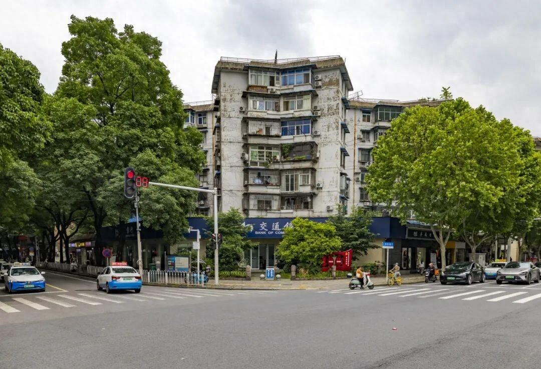 银行该不该午休这件事，网上来来回回掰扯很久。上班的普通人就中午那点空，想抓紧把业