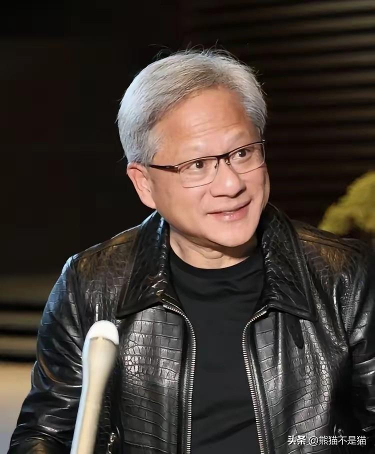 大家发现了吗？
黄仁勋越来越不对劲了。
明明他都已经63岁了，却变得越来越活跃了
