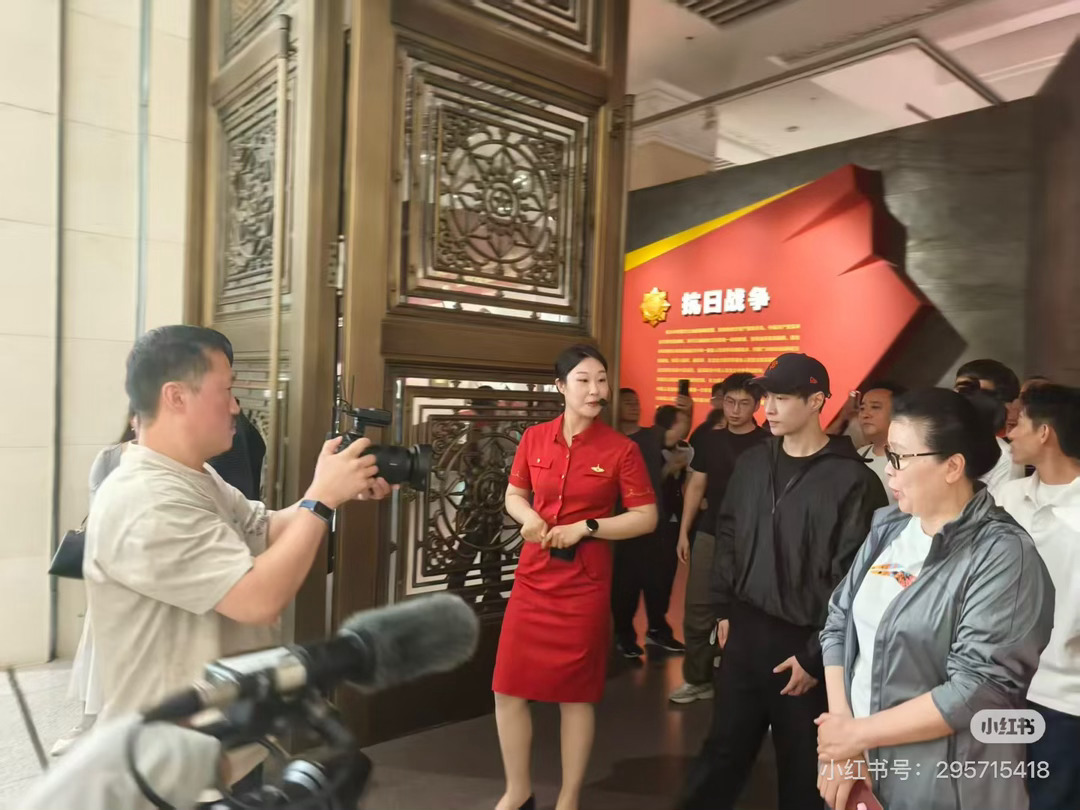 纯素颜啊艺兴香香的 还有宝宝这锋利的下鄂线 张艺兴