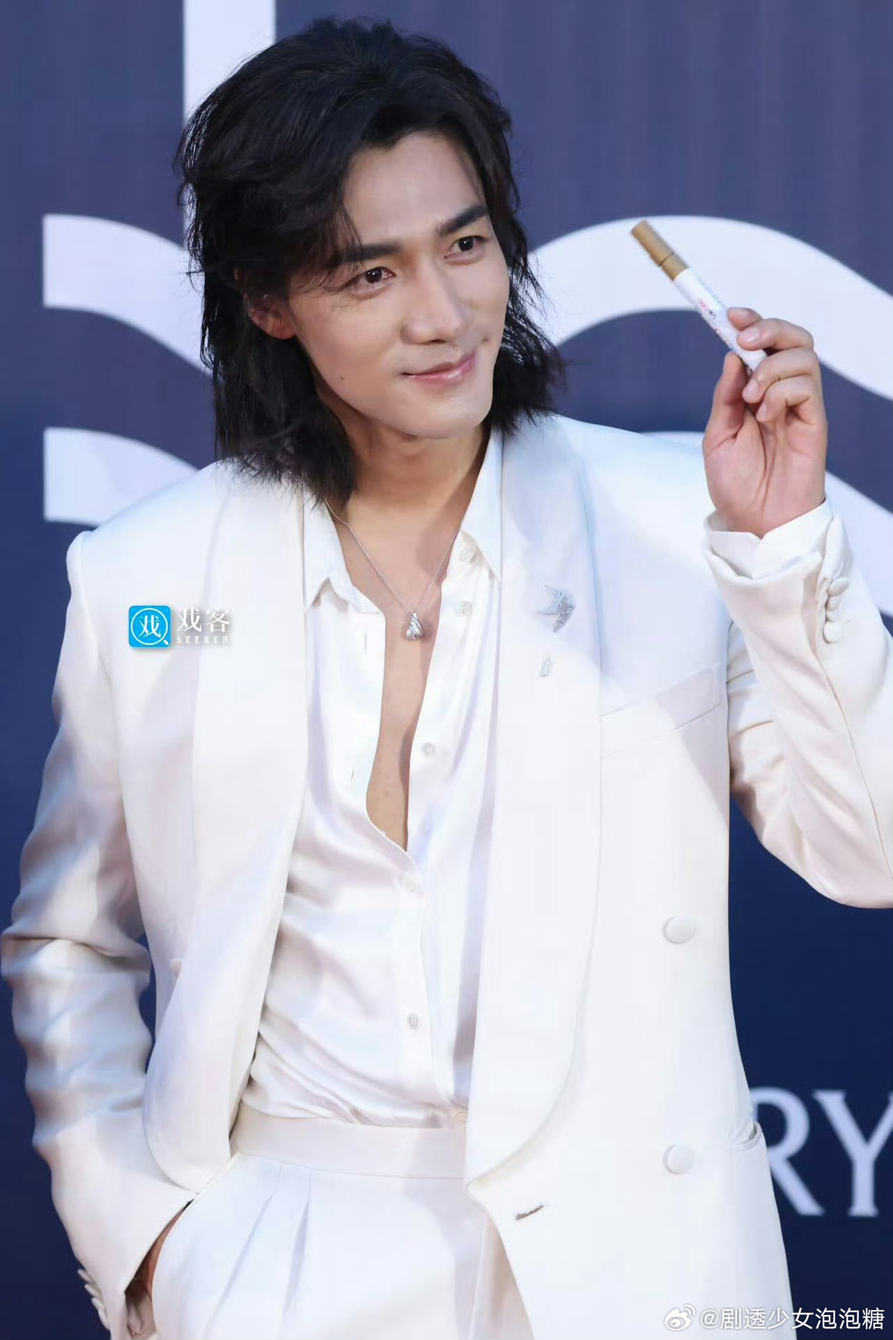 此沙白马王子 白色丝质西服太绝了！此沙帅得耀眼，长发与俊脸适配度拉满，妥妥的海边