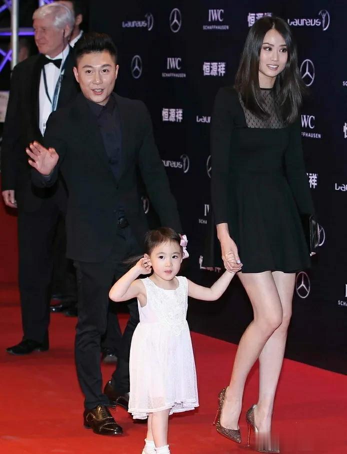 奥运冠军李小鹏夫妇有多崇洋媚外？李小鹏娇妻假装不会说中文找优越感，夫妇俩国内捞金