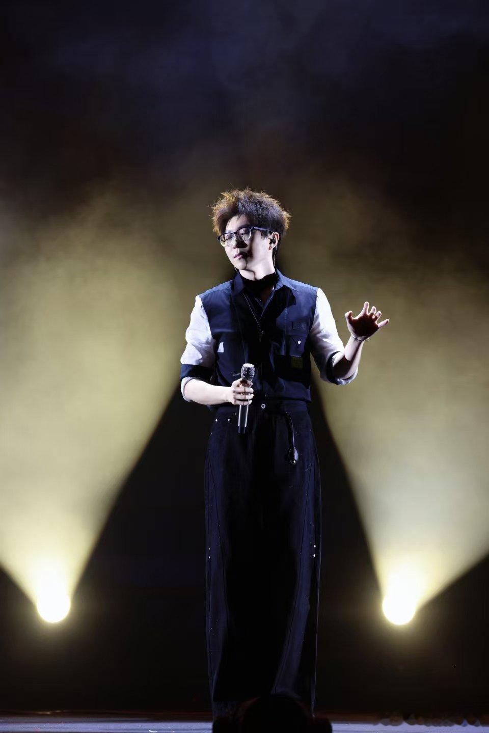 毛不易演戏不舒服 坦言演戏对自己来说如同难题，浑身都觉得不自在。相比表演，他在舞