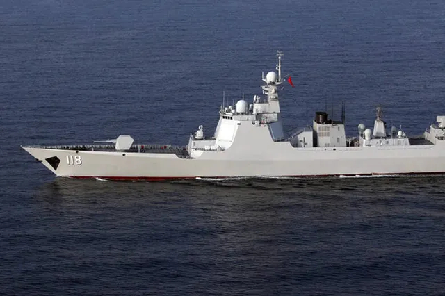 【台岛西南发生激烈对峙，台军坦克路上冒烟了，愣是找不到歼20在哪】2025收尾之