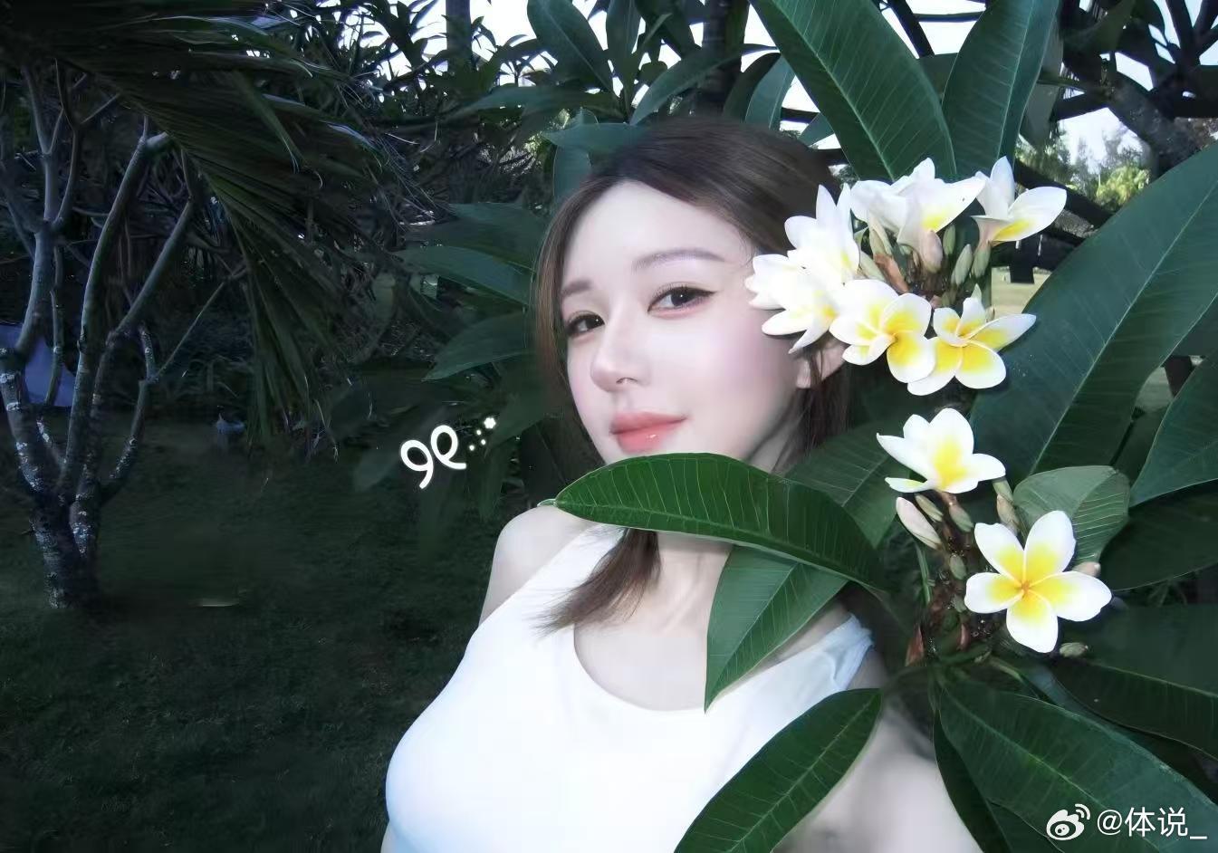 赵露思亮相上海时装周 时尚圈独宠！赵露思本届上海时装周赢麻了，秀场看秀+新天地大