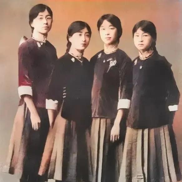 1916年，林徽因（右一）与表姐妹们一起拍摄了一张合影。这时的林徽因只有十二岁，