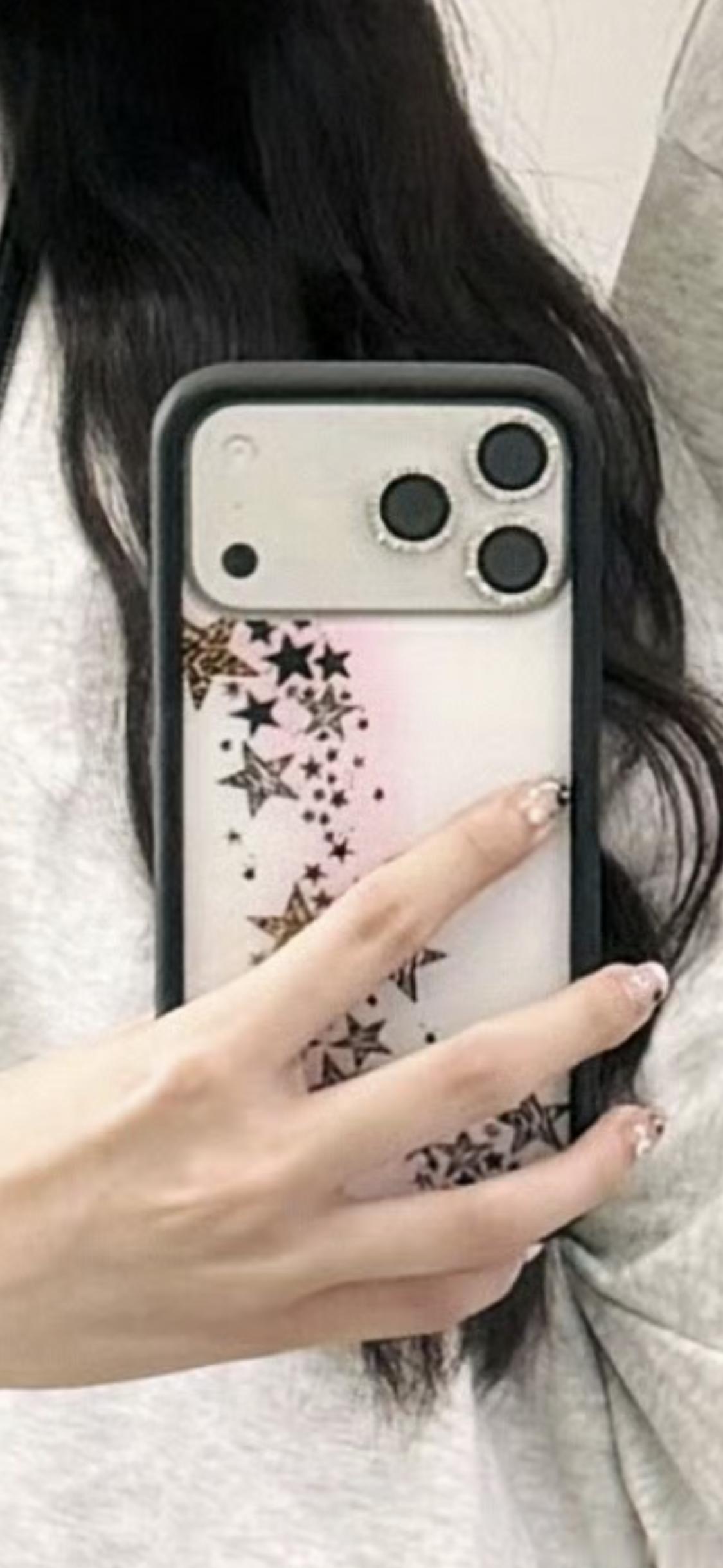 富人新标识：iPhone戴wf手机壳。 
