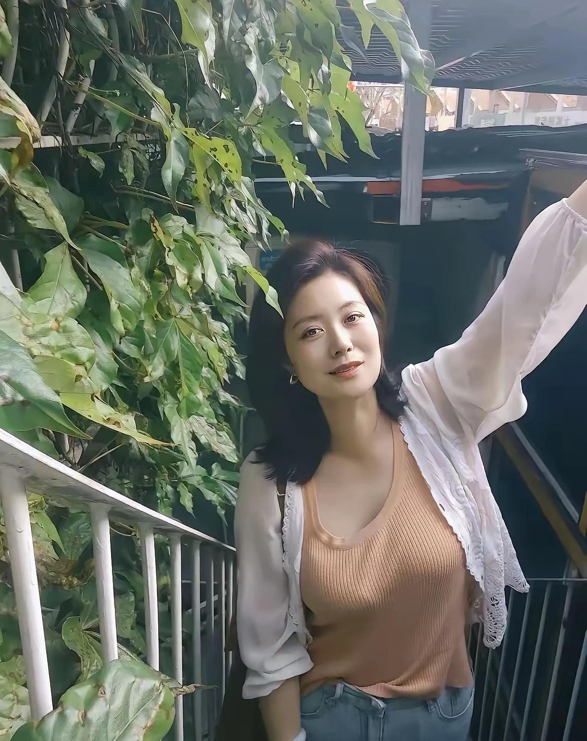 带娃的女人40岁，愿意跟她结婚的还是有，虽不要彩礼，但不敢保证会如她所愿？
找个