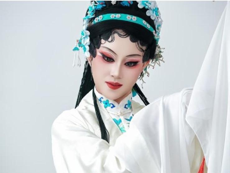 要说在河边漫步，一不小心失足滑向河里了，这个说法倒还能接受，对吧？
有人更是说，