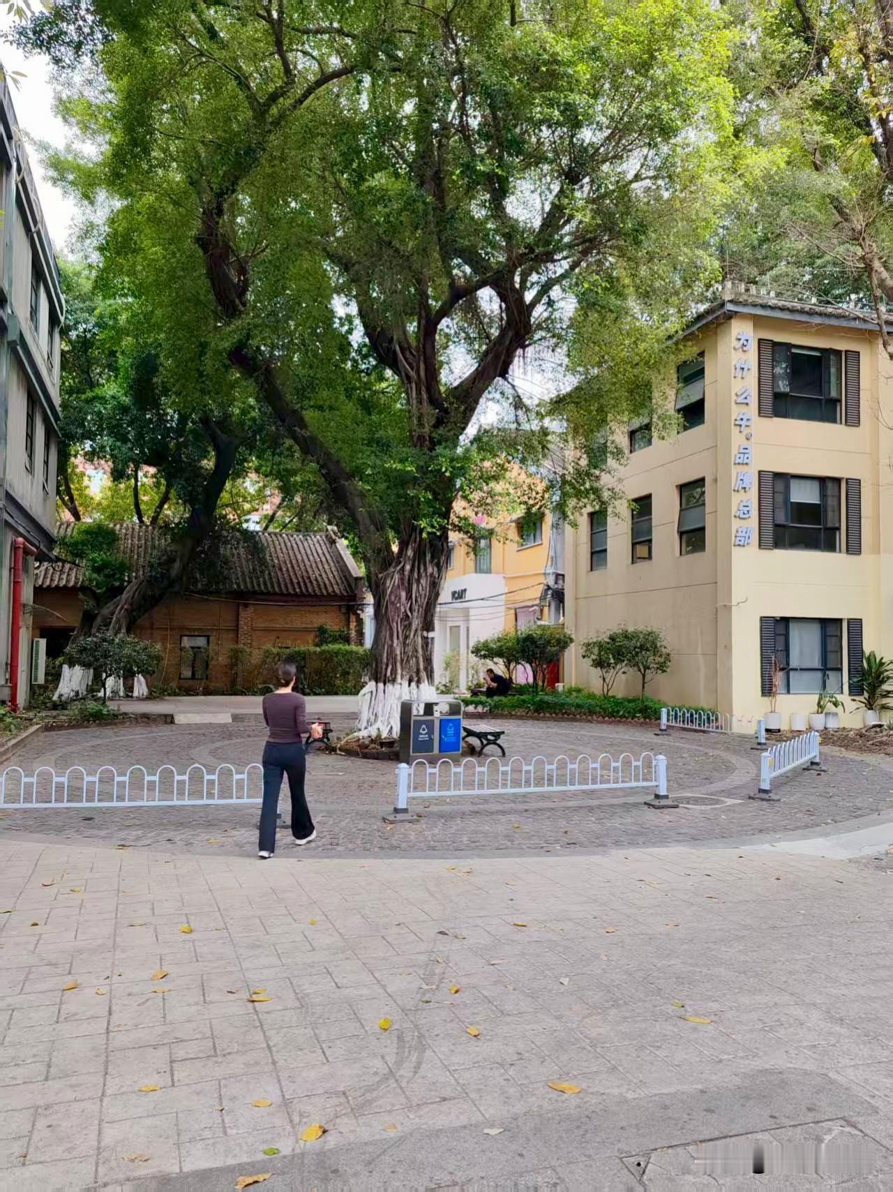广州信义会馆(芳村/免费)
地址：
广州市荔湾区芳村大道下市直街1号
‌交通：(