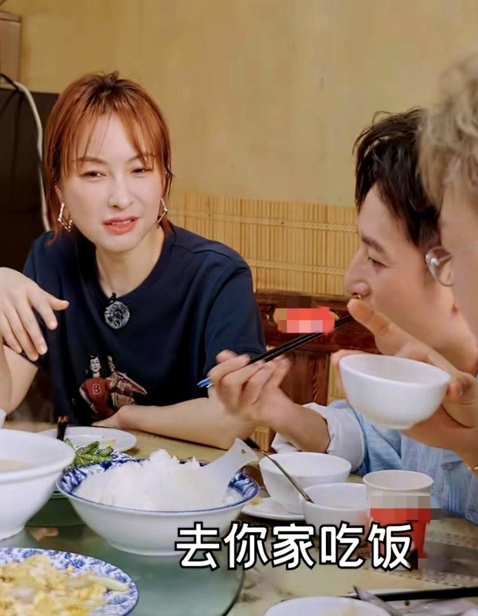 李维嘉随身带消毒喷雾，不是作秀，是真怕。
25年综艺老炮，笑点背后是压不住的慌