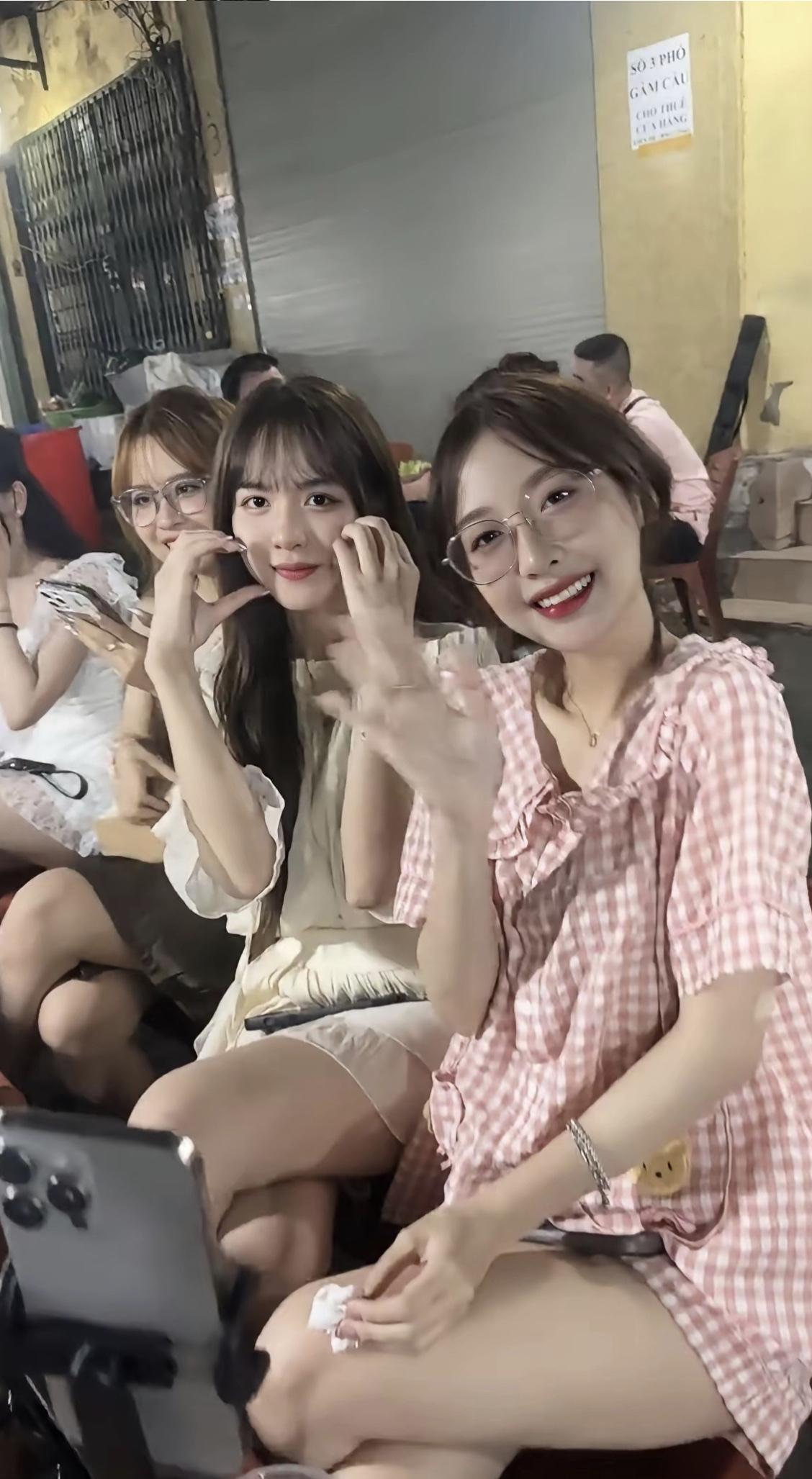 越南夜市里的女孩