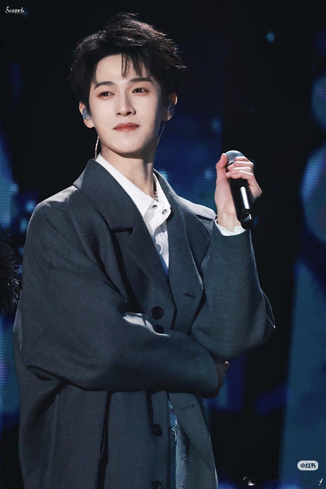 才发现李昀锐爆红一年就登上了春晚舞台，小林确实有点东西，从来不看春晚的我，今年应