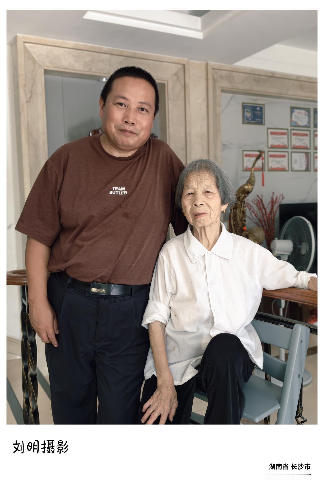 今天上午在湖南达美汽车集团长沙红旗4S店陪朋友看车，忙完后，原本打算中午请集团肖