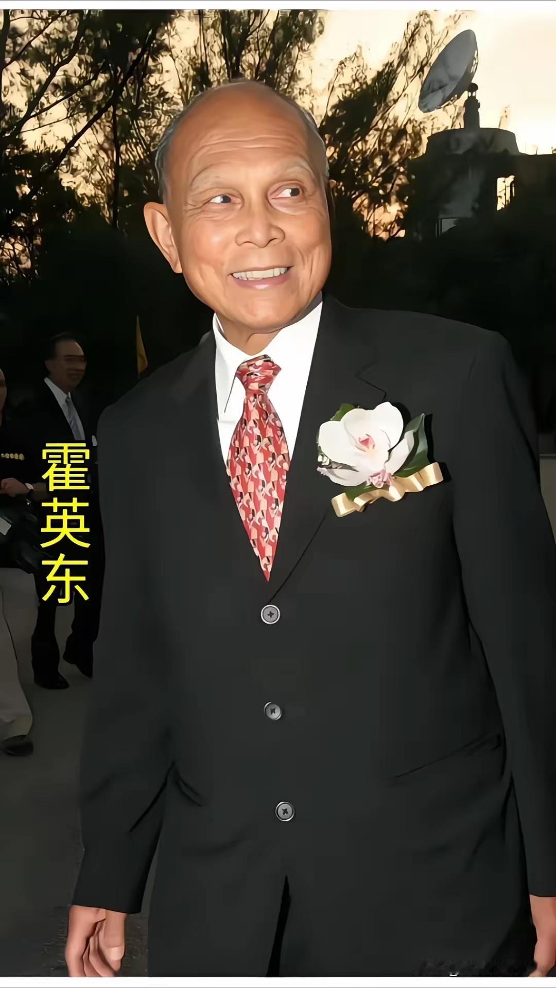 1950年，霍英东送给志愿军的货物被海盗劫持，他自己也被海盗用枪顶头，霍英东的呼