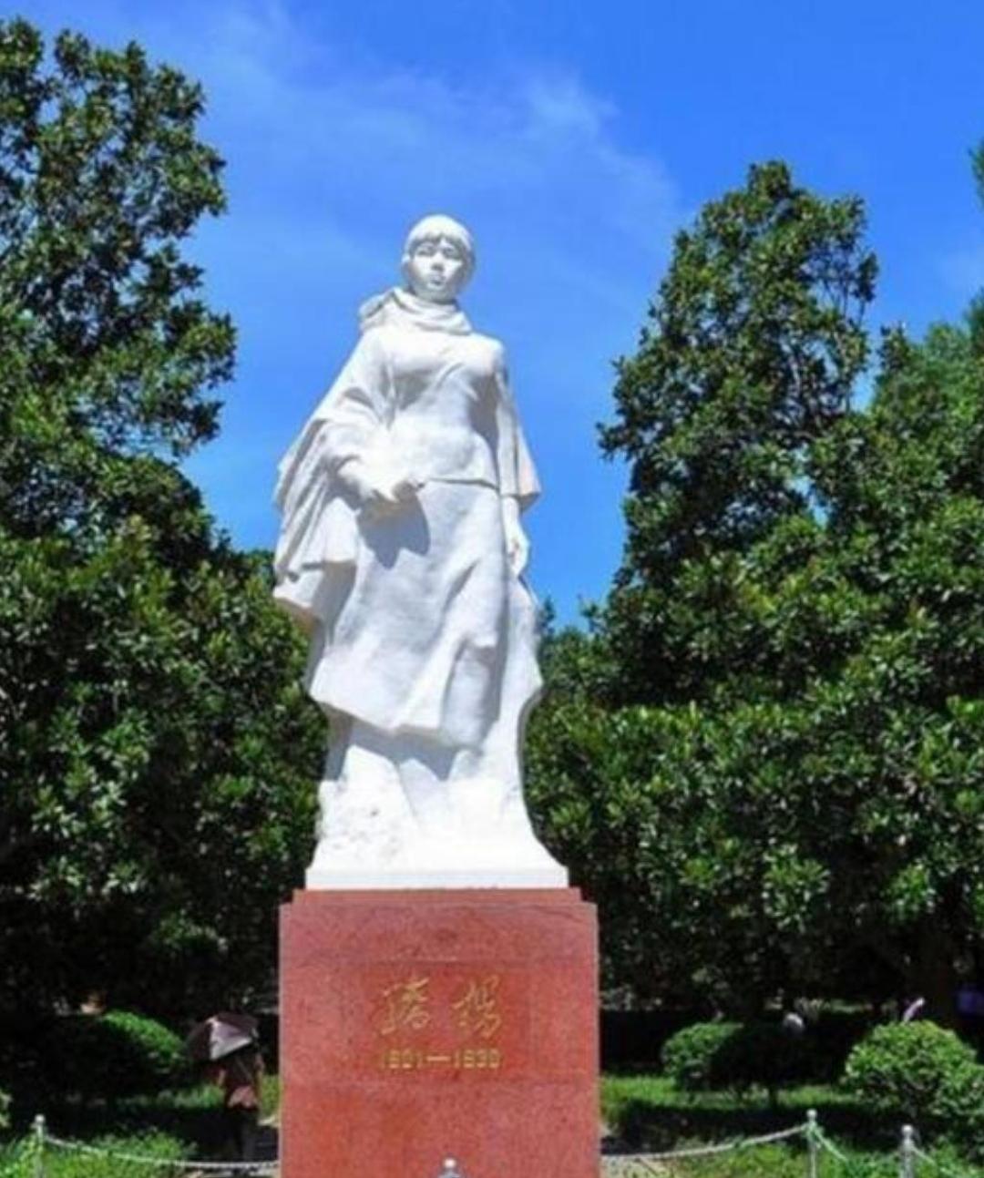 第一次来到长沙县杨开慧列士陵园。
骄杨二字一直刻骨铭心。
两个儿子终于在母亲故居