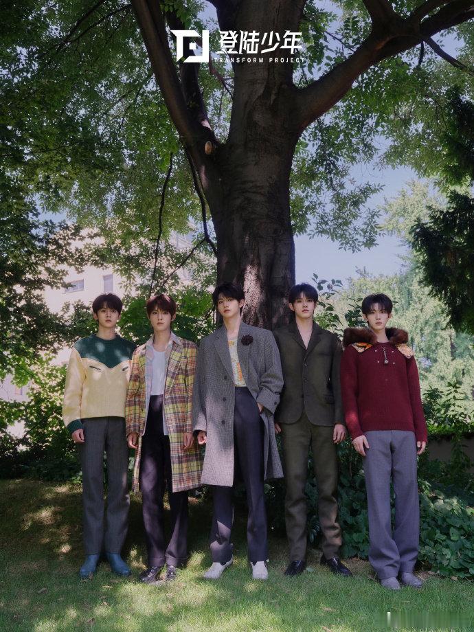 Prada官宣登陆少年组合沉淀长久努力，迎来高光时刻。朱志鑫、张泽禹、张极、左航