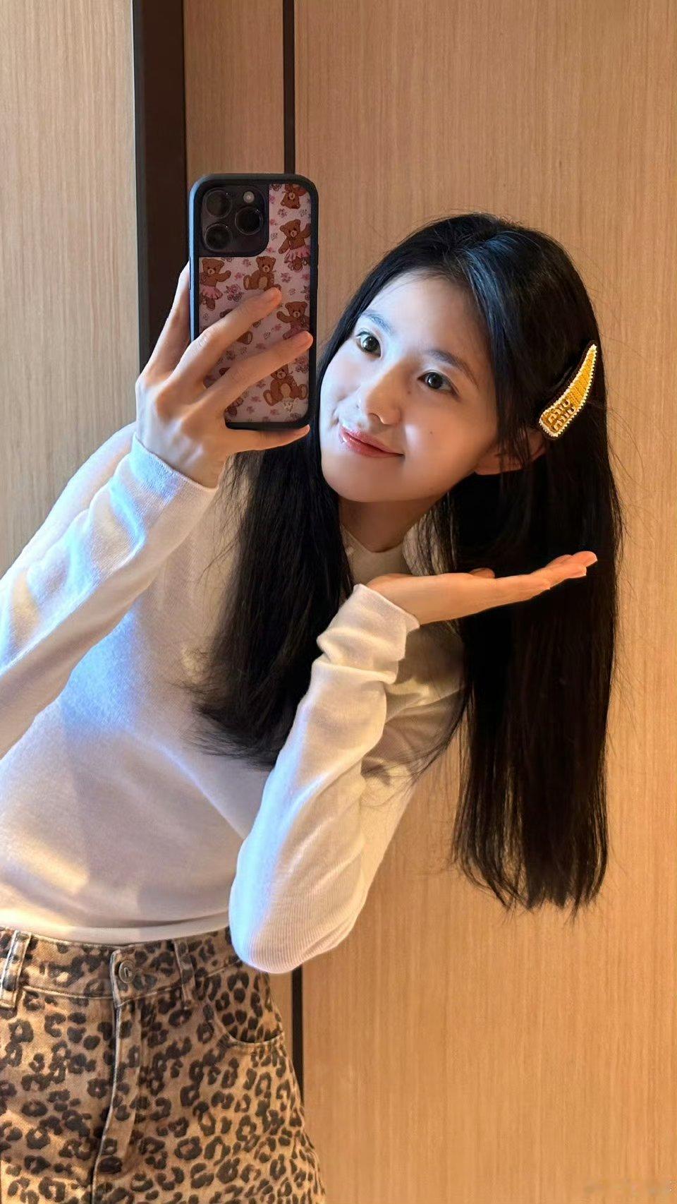 刘浩存[超话]  感觉刘浩存真的是一个骨子里透着美的小女孩呀，就算素颜也这么的好